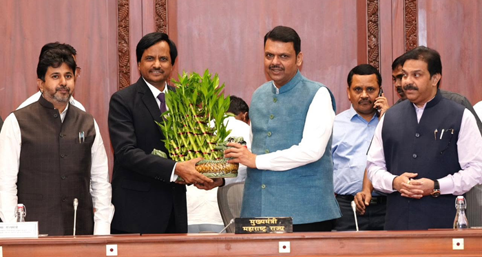 Maharashtra CM chairs meeting for making Rail Fatak-Free state
